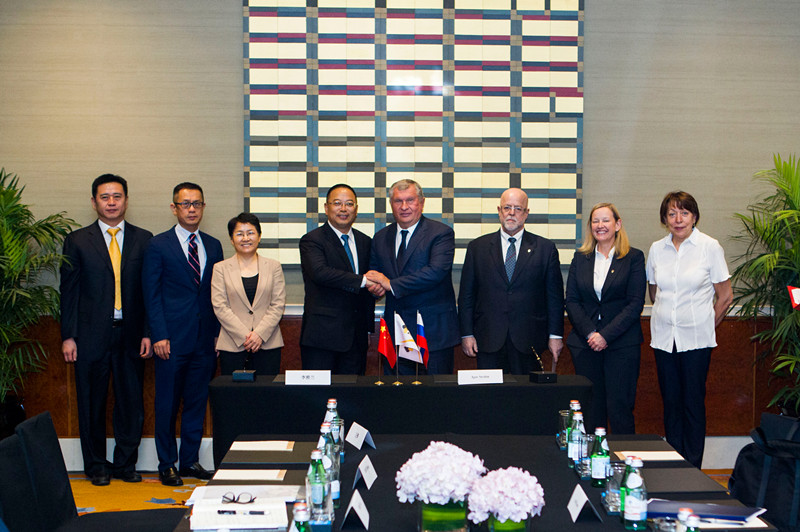 北控集團董事長田振清與俄羅斯石油總裁謝欽舉行會談